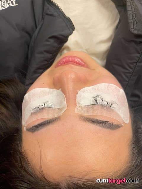 Waiting for Cum Eyelash Extension Preparation