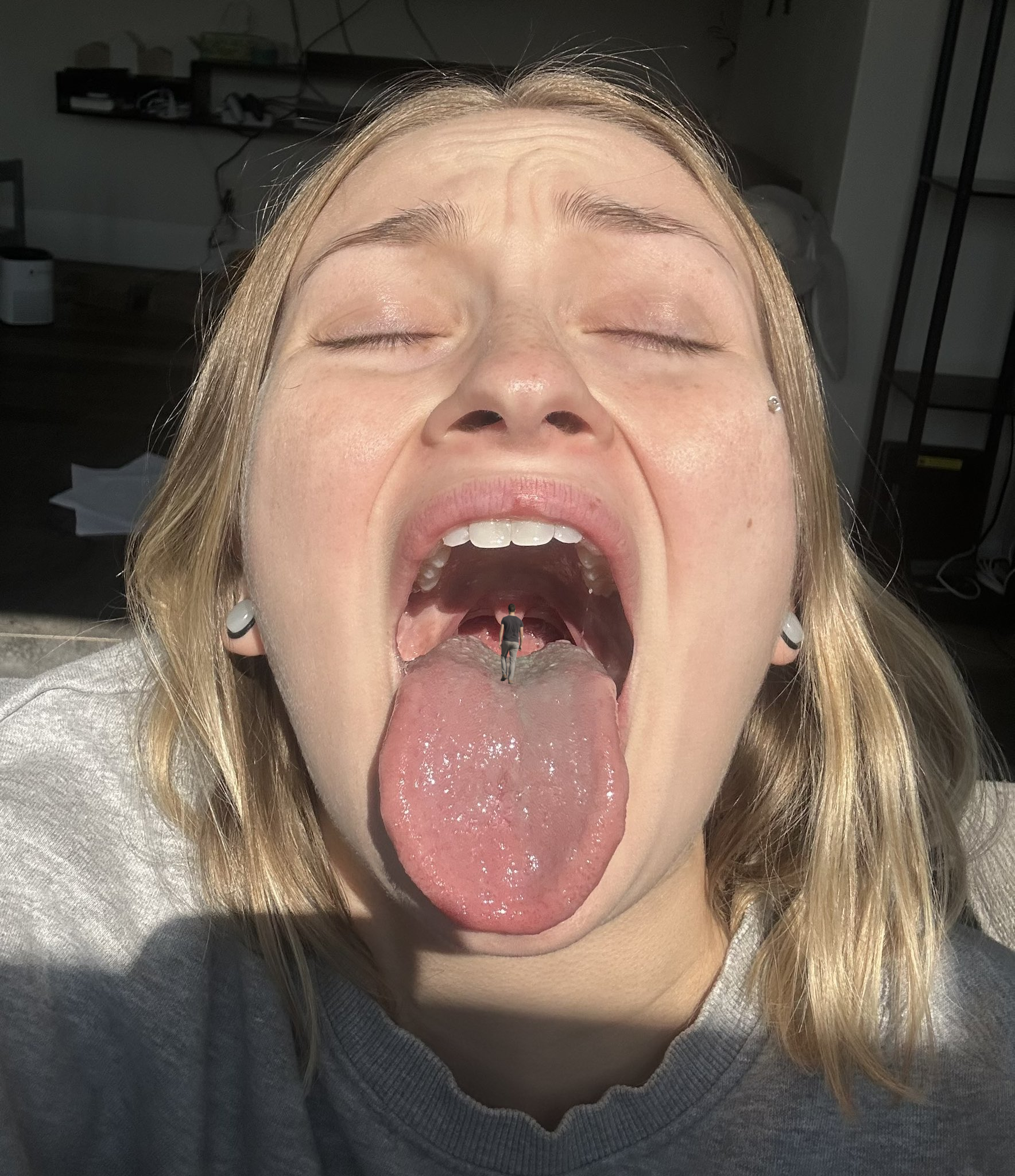 Wait for cum Spray on Giant Woman with Tiny Man