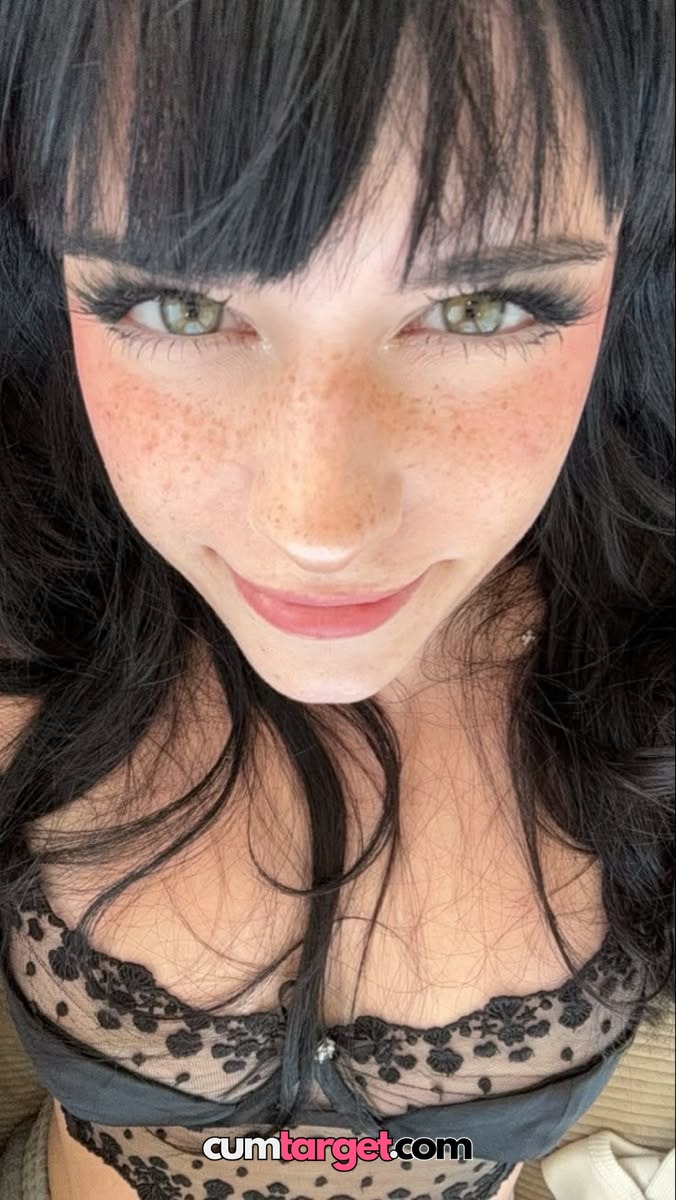 Finish on Cum target Smiling Woman in Lace Lingerie