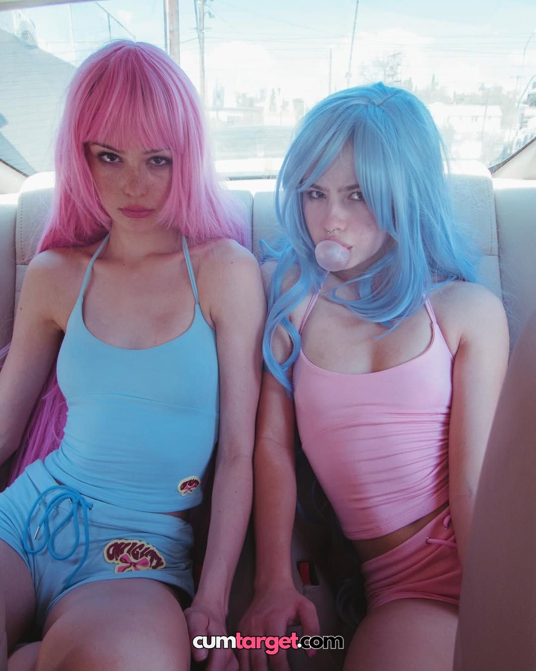 Wait for cum Finish on Colorful Duo in Car
