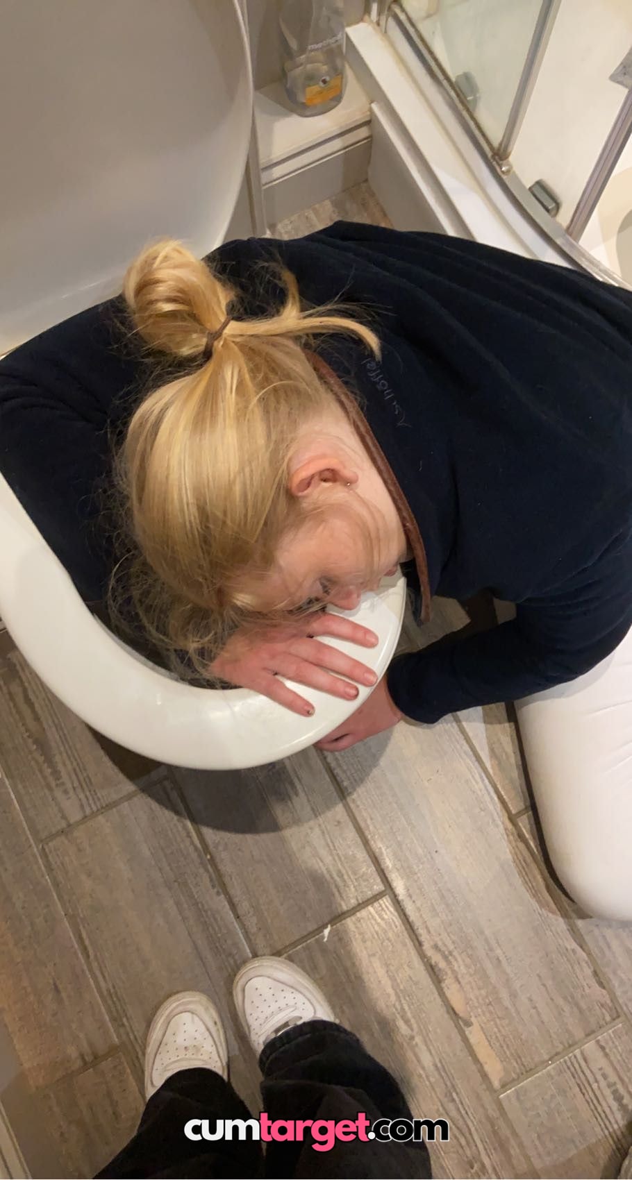 Spray on Cum target Woman Leaning Over Toilet