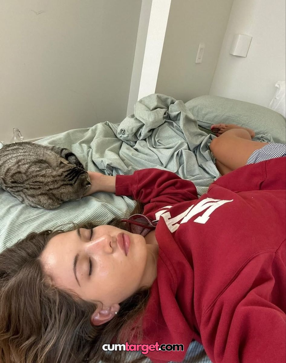 Wait for cum Cum target Relaxing with Cat on Bed